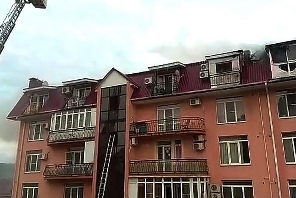 Возгорание произошло на кровле жилого дома с мансардой.
