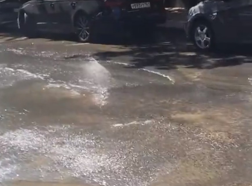 Вода бежала по ул. Социалистической настоящей рекой. Фото: стоп-кадр с видео из паблика ВК "Ростов Главный" / Влада Ракшицкая