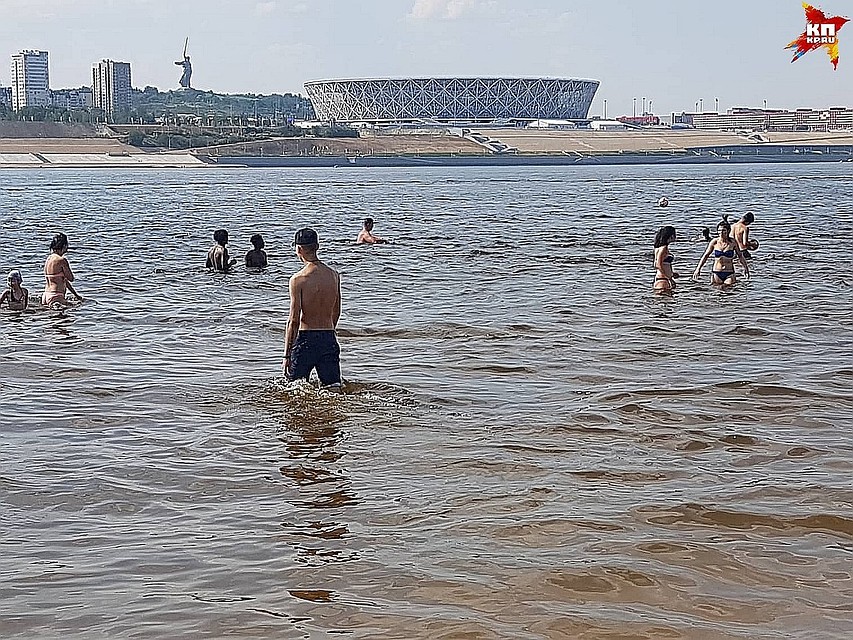 В такую жару спасение только в прохладных водах Волги