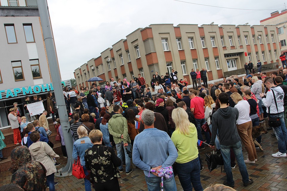 На митинг пришло более сотни человек