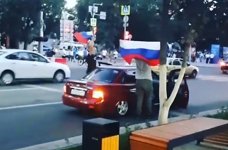 Ростов празднует победу. Стоп-кадр из видео @dolgova.anastasia, Instagram.