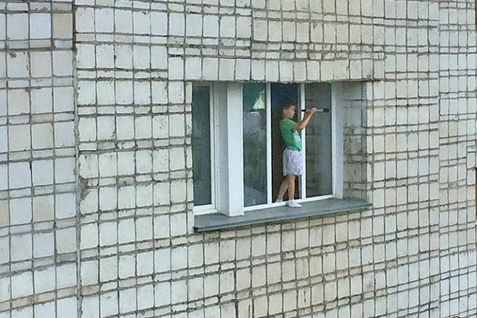 Ребенок стоял на карнизе, не заботясь о собственной безопасности.