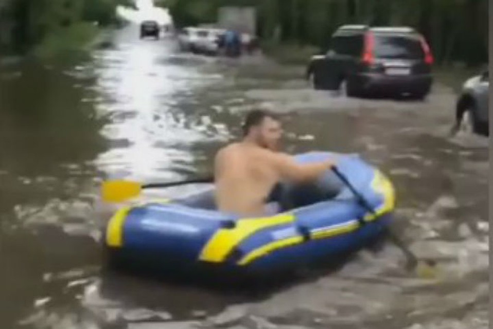 В лодке по центру Иркутска: видео того, как сразу после ливня горожане прокатились по улицам. Фото: dtp_irk