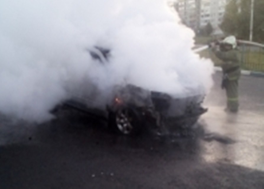 В автомобиле выгорел моторный отсек, огонь повредил переднюю часть салона