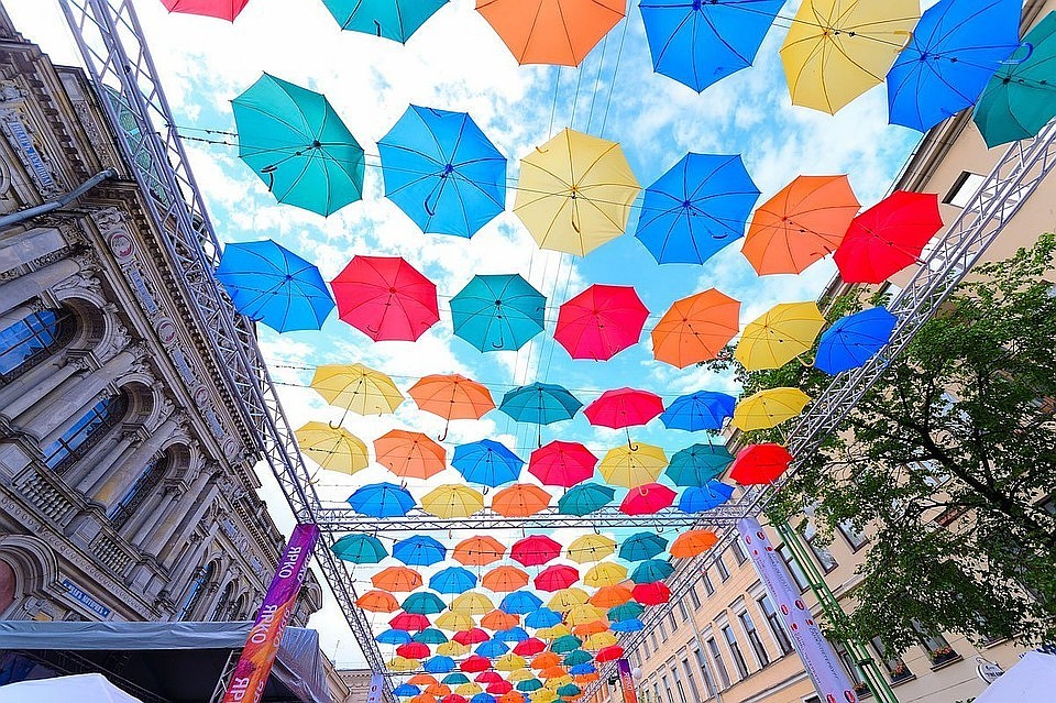 "Аллея парящих зонтиков" будет работать с 4 августа по 2 сентября. Фото: vk.com/umbrellaskyspb