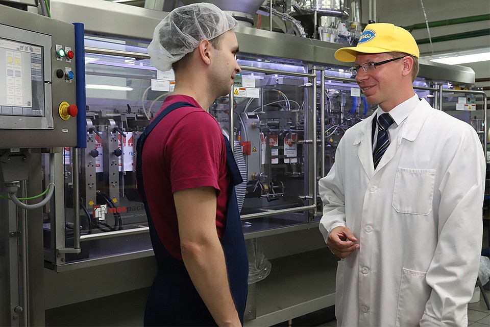 Василий Владимирович отметил, что продукция «Здравы» участвовала в отборе программы «Контрольная закупка». Фото: Александр ВОРОБЬЕВ