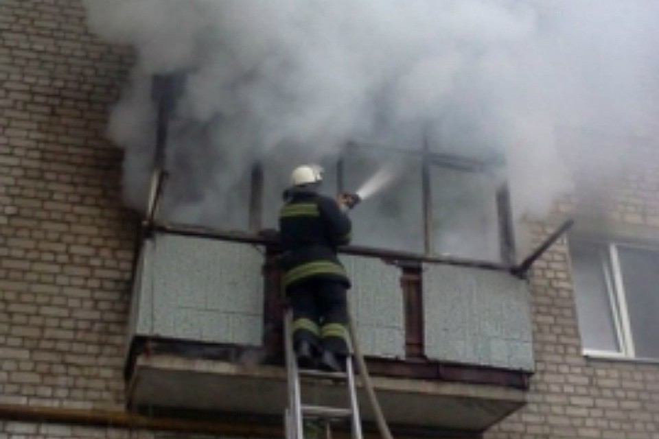 Пожар в центре Комсомольска-на-Амуре: сразу в нескольких квартирах жилого дома загорелись балконы