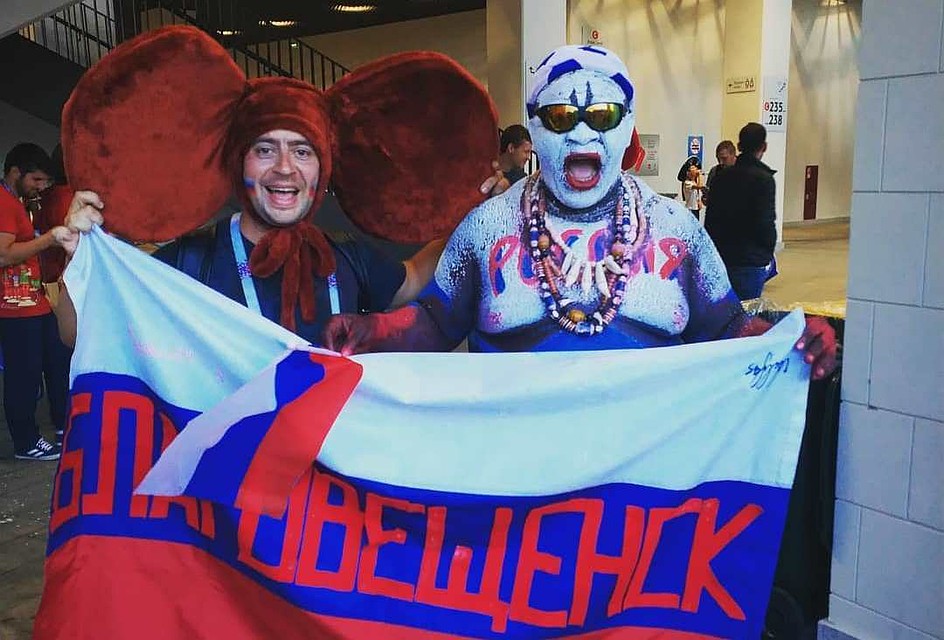 Особенно его подписчики оценили снимок с фанатом из Камеруна.
