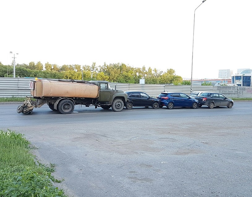 Машины простояли около четырех часов.