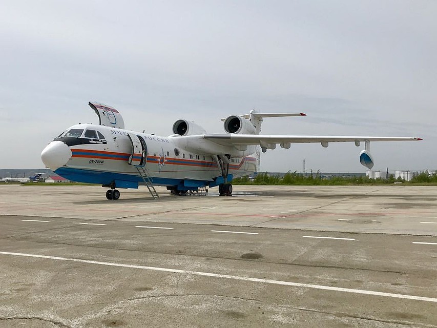 На час дня самолетом-амфибией на очаги природного пожара сброшено более 100 тонн воды.