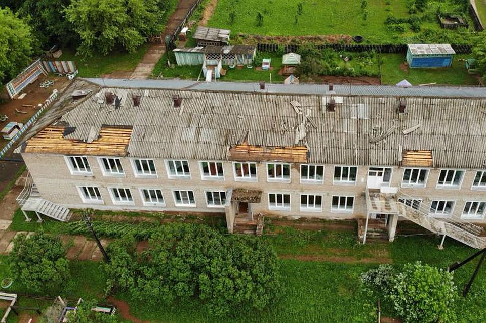 Прошедший ураган снес крышу детского сада в поселке Богородское. Фото: Петр БАЛАБАНОВ