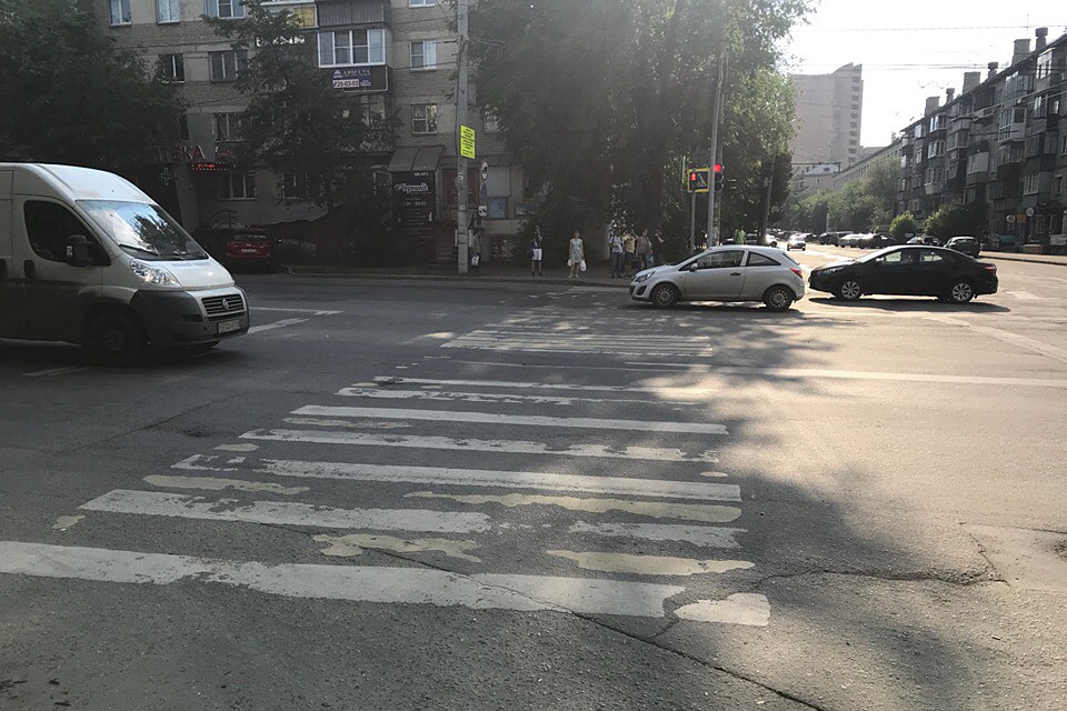 Общественники пожаловались, что разметка на многих улицах давно стерлась, и ее пора менять. Фото: «Гражданский патруль».