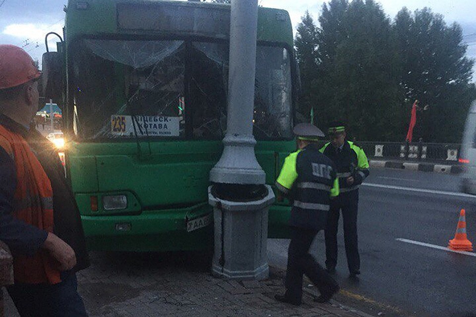 Автобус врезался в столб в Витебске. Фото: социальные сети.