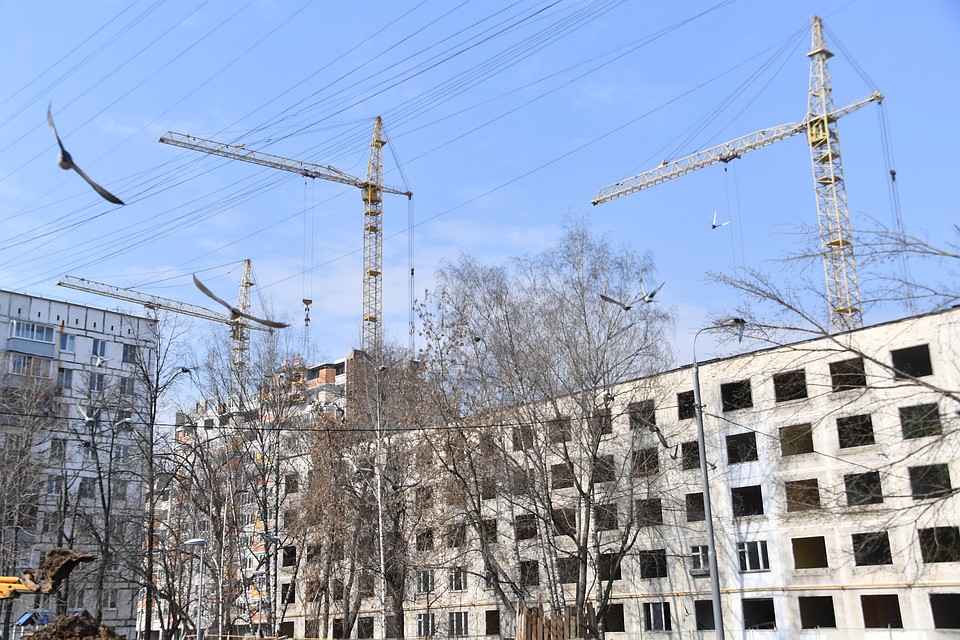 Он упал в межлестничный пролет со второго этажа
