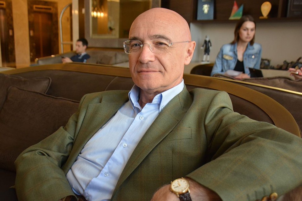 Михаил Мессерер на 23 года младше своей знаменитой сестры Майи Плисецкой.