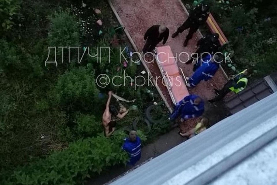 В Красноярске пьяный мужчина свалился с окна 5-го этажа и попросил закурить. Фото: "ЧП-Красноярск"