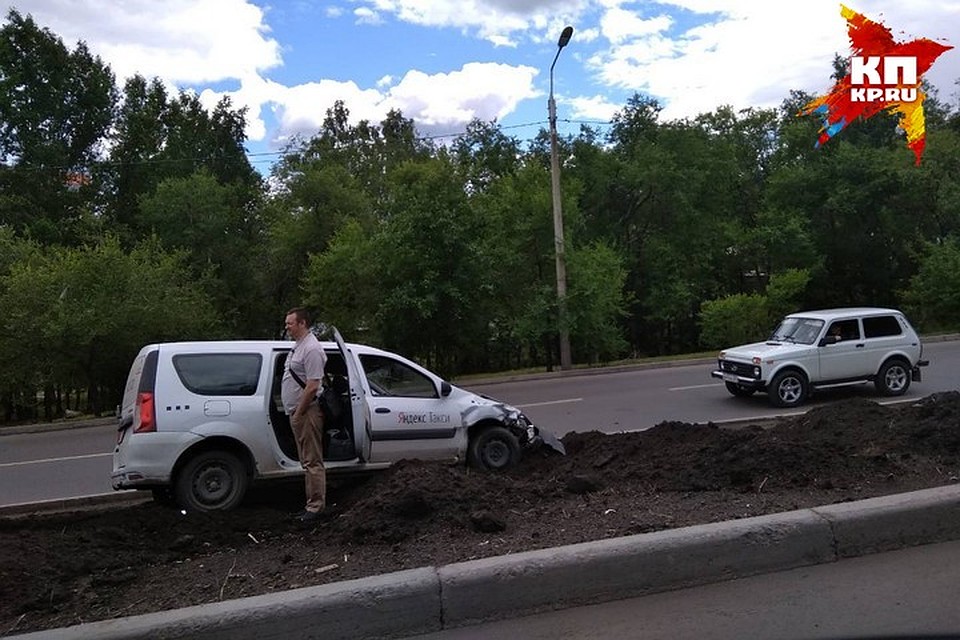 В Красноярске после столкновения такси увязло в рыхлой земле. Фото: Дарья Лавриненко