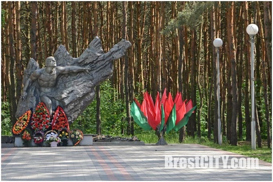 Пламя уничтожило венки и повредило памятник. Фото: brestcity.com.