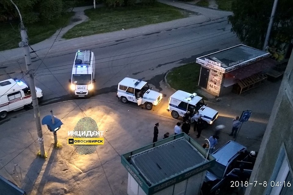 Машина врезалась в газетный киоск. ФОТО: «Инцидент-Новосибирск».