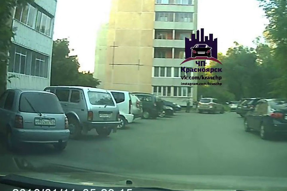 Одни на машине встали на свободном месте. Другие, подъехав, - заявили, что это - их территория. Фото: ЧП Красноярск.