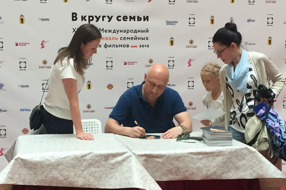 Гоша Куценко устроил автограф-сессию в ТЦ "Аура" в Ярославле. Фото: Дарья Стратунова.