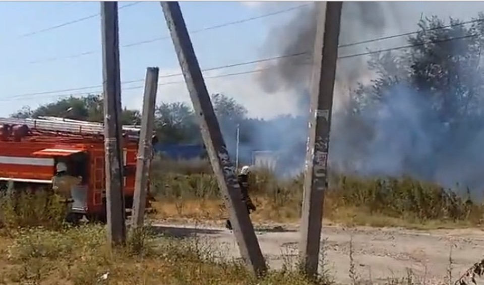 Пожарным удалось оперативно справиться с возгоранием. Фото: скрин с видео ВК, паблик "Ростов-на-Дону главный"