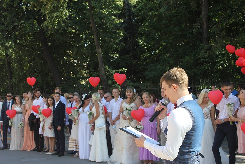 В Саратове прошел свадебный парад