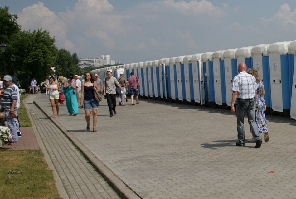 Однако на мероприятиях по-прежнему будут ставить биотуалеты.