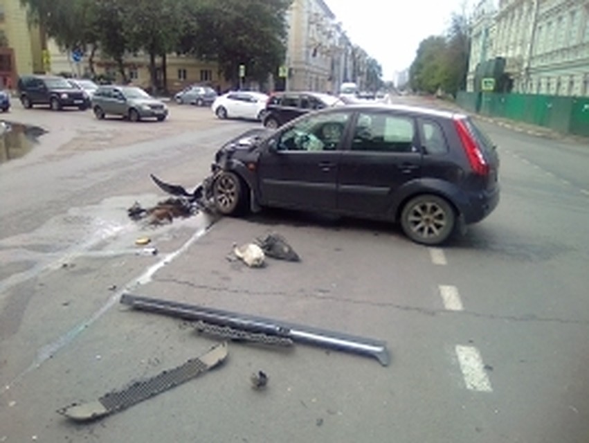 Части обеих иномарок раскидало по дороге.