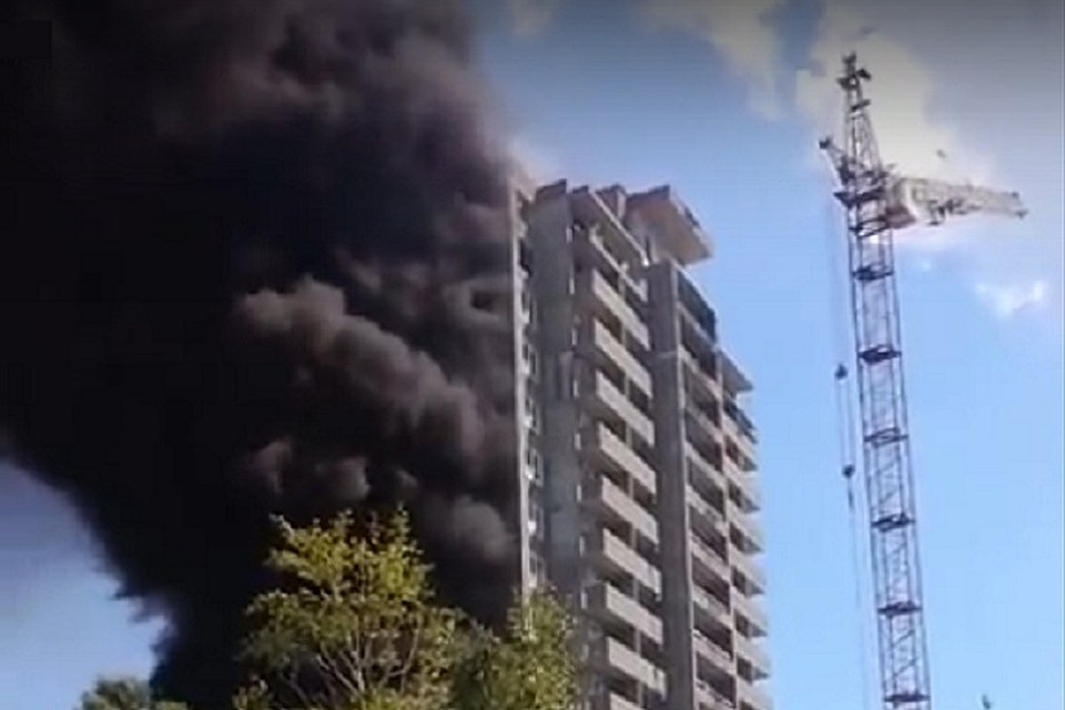 На одной из строек Тюмени в разгар рабочего дня произошел пожар
