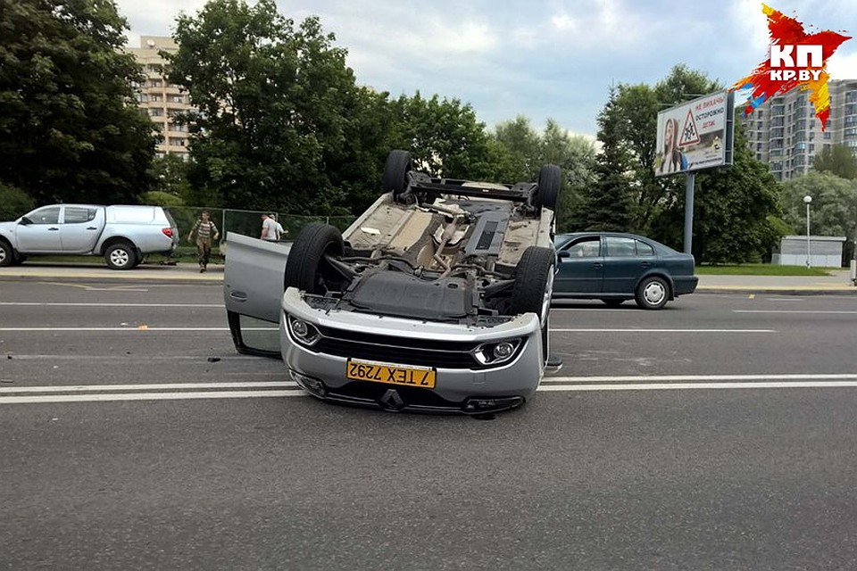 В Минске такси с пассажирами попало в ДТП и легко на крышу