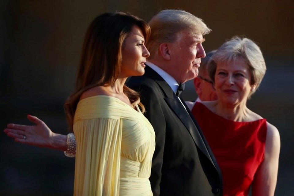 Тереза Мэй приветствует Дональда Трампа с супругой у входа в Бленхеймский дворец перед торжественным ужином в честь гостей из США