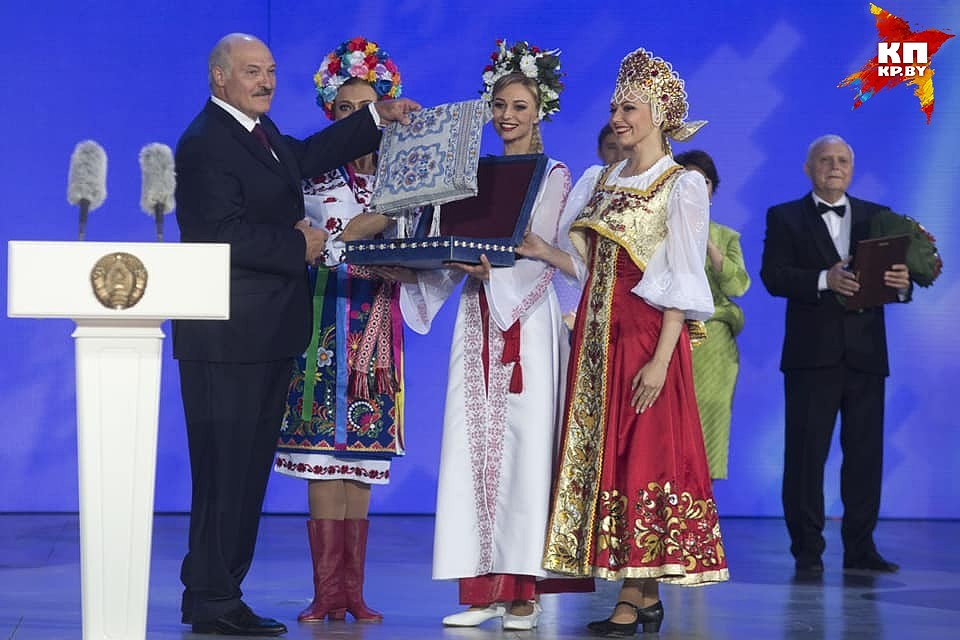 На открытии самого известного белорусского фестиваля президент получил подарок.