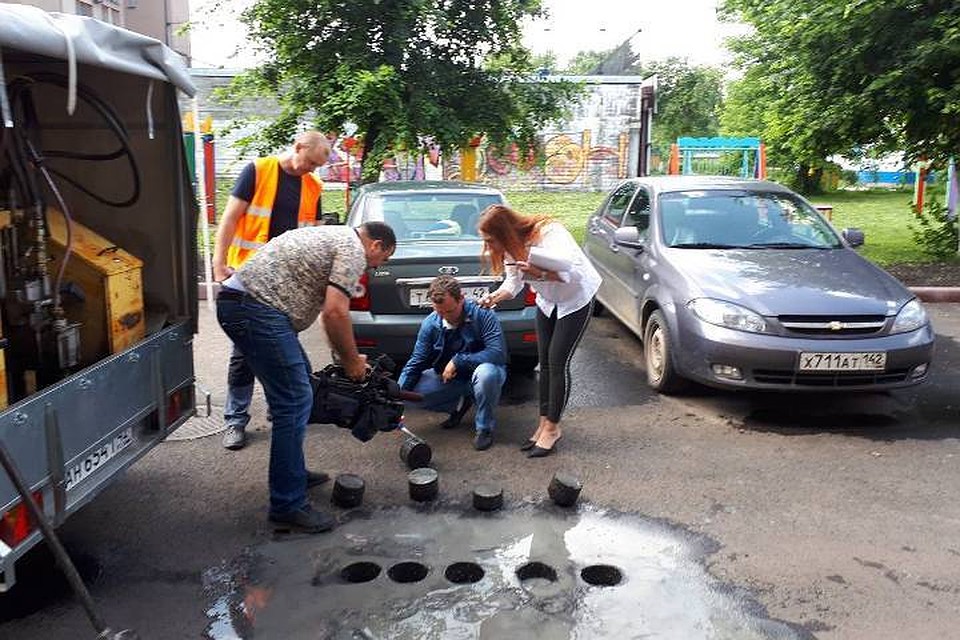 Специалисты взяли пробы асфальтобетона в отремонтированных дворах Фото: администрация Кемерова