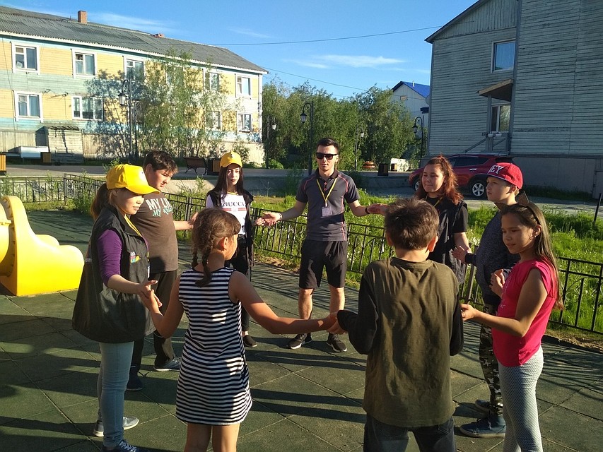 В Салехарде студенты три раза в неделю развлекают детей играми Фото: salekhard.org