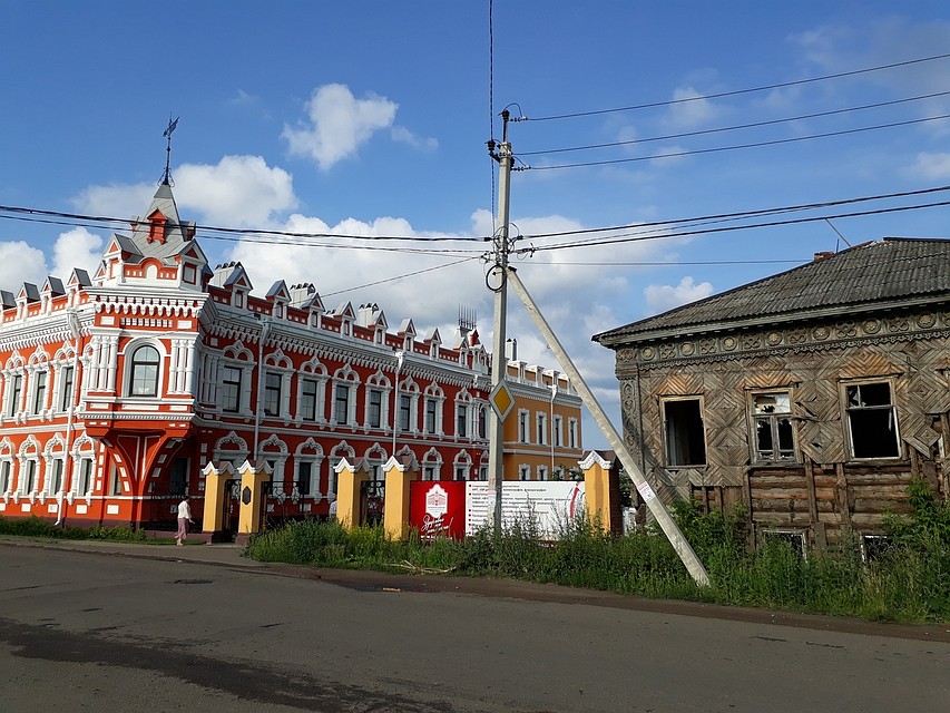 Рядом с домом купца Башенина, который обновили в 2016 году, стоит еще одно здание - памятник архитектуры. Это первое здание для реставрации на средства фонда.