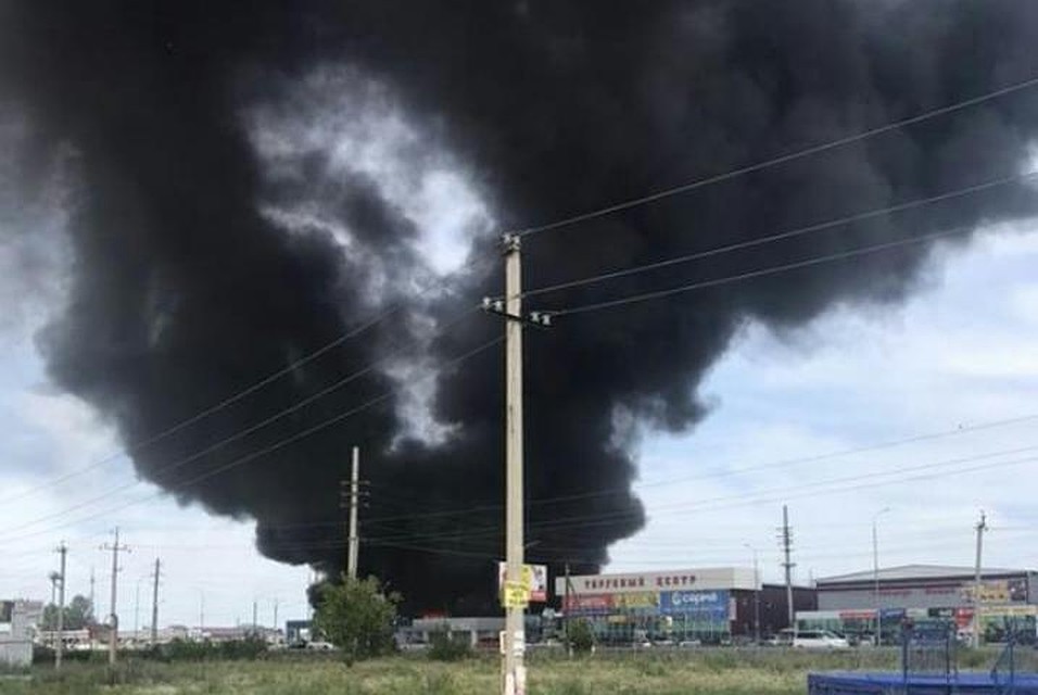 Загорелась пекарня рядом с автомобильной заправкой под Иркутском. ФОТО: ДТП38