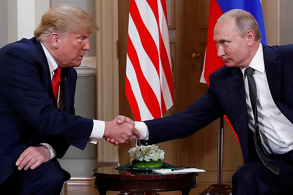Трамп протянул Путину руку, президент России ее пожал, счастливые фотографы защелкали затворами. Фото: REUTERS