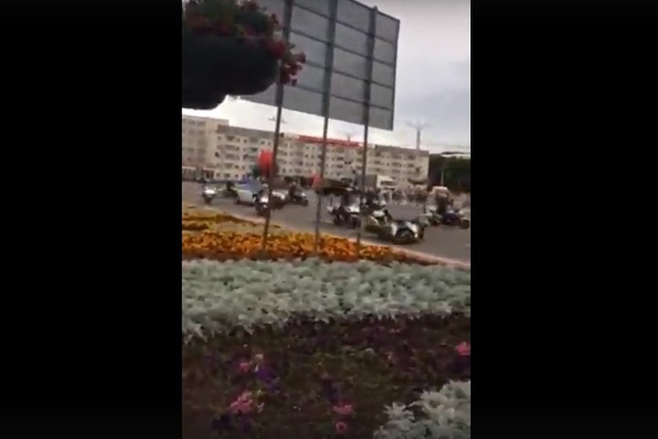 Скриншот из видео В Витебске сотрудник ГАИ упал с мотоцикла во время тренировки