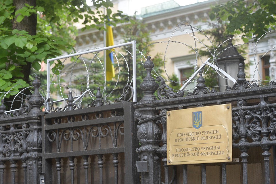 Предполагается, что в санкционный список попадут более сотни украинских бизнесменов, политиков и чиновников.