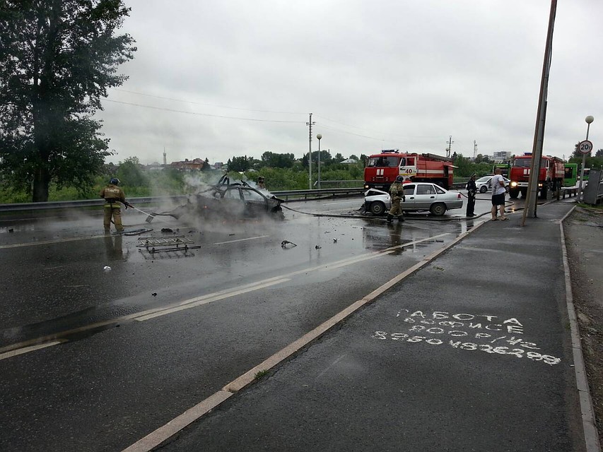 В Заречном микрорайоне Тюмени взорвался автомобиль. Фото Эдгара Караисаева vk.com