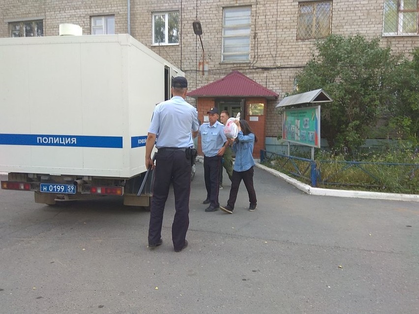 Арестованную посадили в спецфургон.