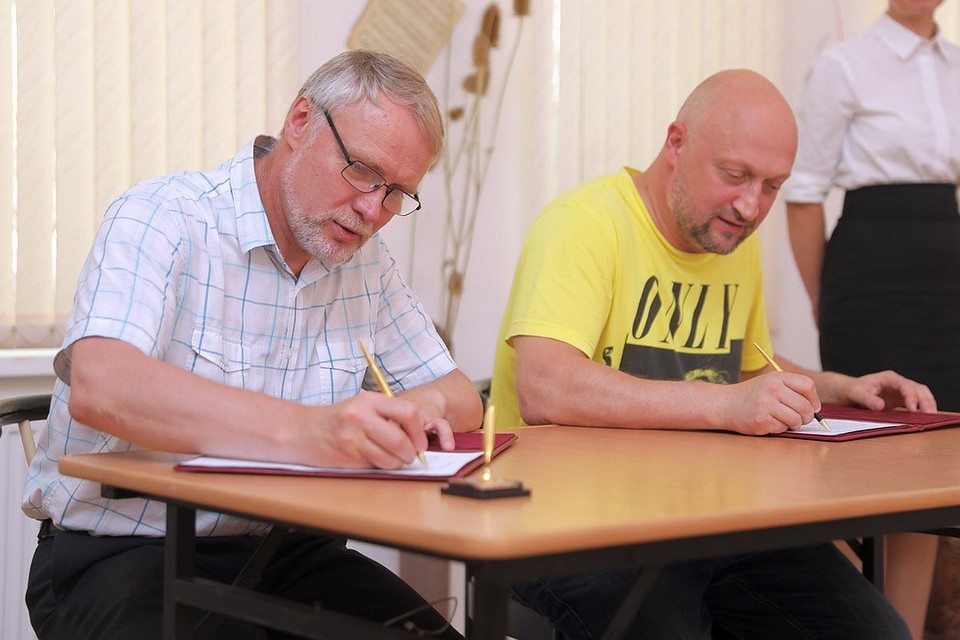 Руководитель псковского ЦЛП Андрей Царёв (справа) и Гоша Куценко договорились о сотрудничестве.