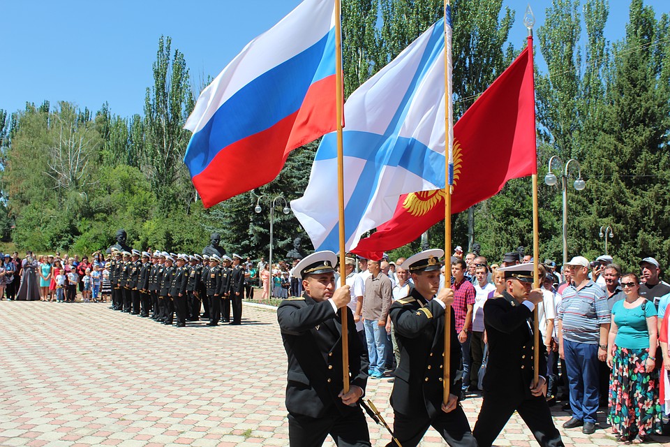 Российские военные маршем прошли по улицам Каракола.