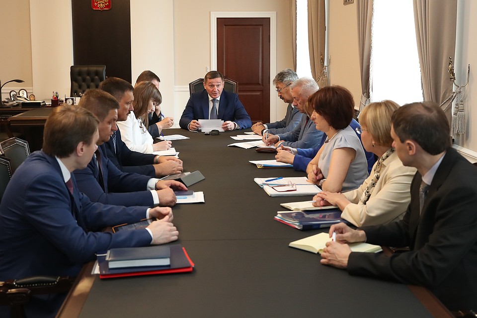 Андрей Бочаров провел планерку в новом кабинете. Фото: пресс-службы администрации Волгоградской области