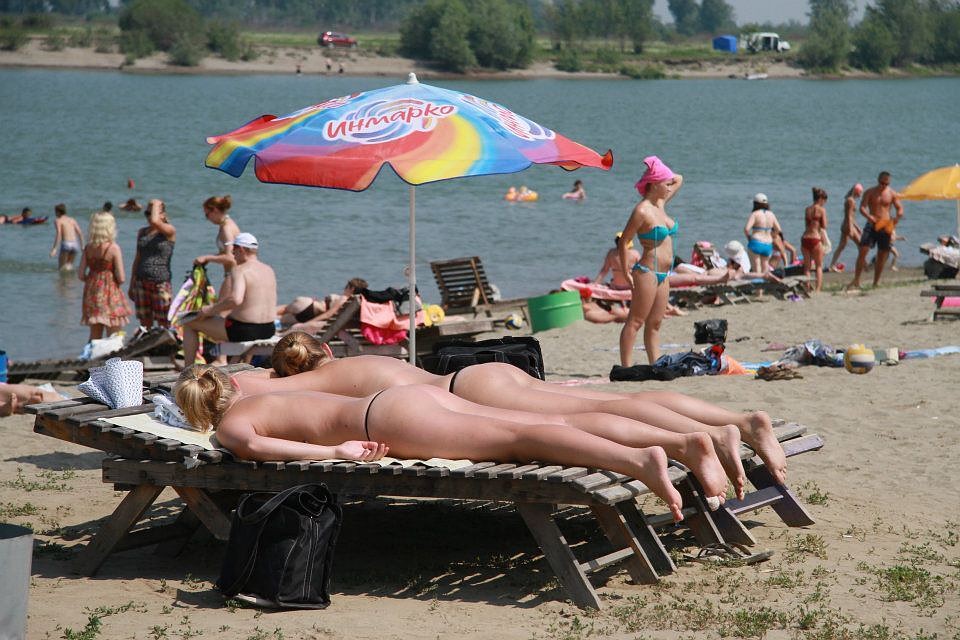 Купаться можно, но с осторожностью, и после пляжа принять душ