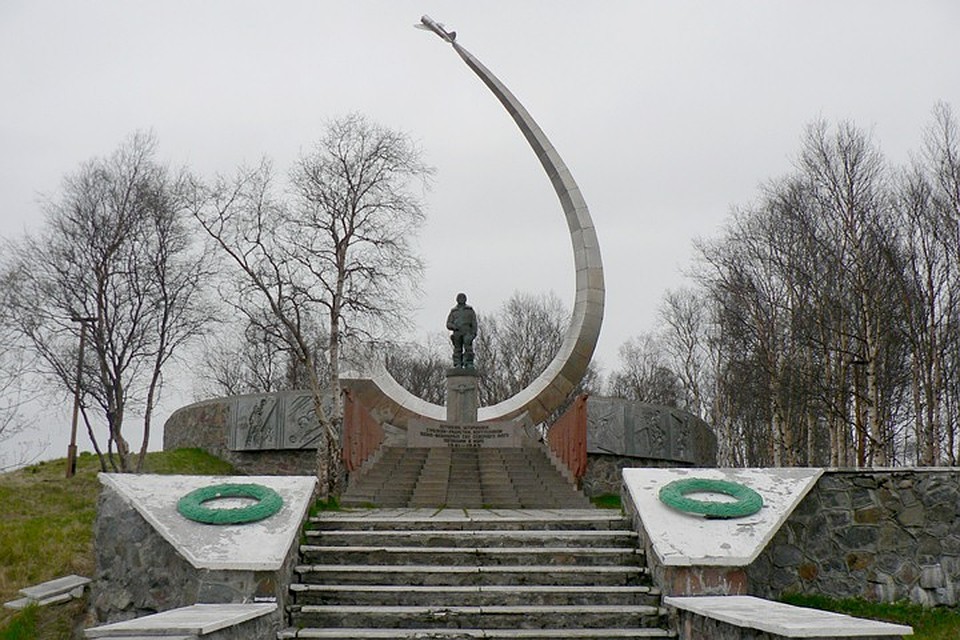 В поселке Сафоново под Североморском много памятников. Один из самых зрелищных представлен на фотографии. Однако распространитель закладок для своих преступных целей выбрал скромную стелу, на въезде в поселок.