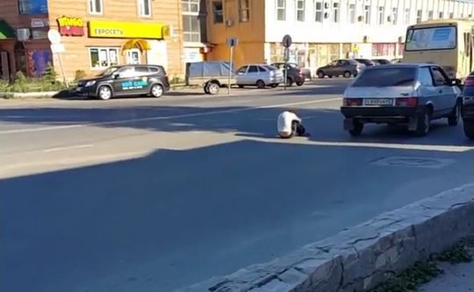 Автомобилистам пришлось объезжать девушку, на что она вообще никак не реагировала