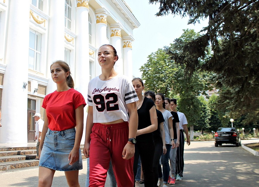 Из сотни девушек отобрали лишь 15 лучших.
