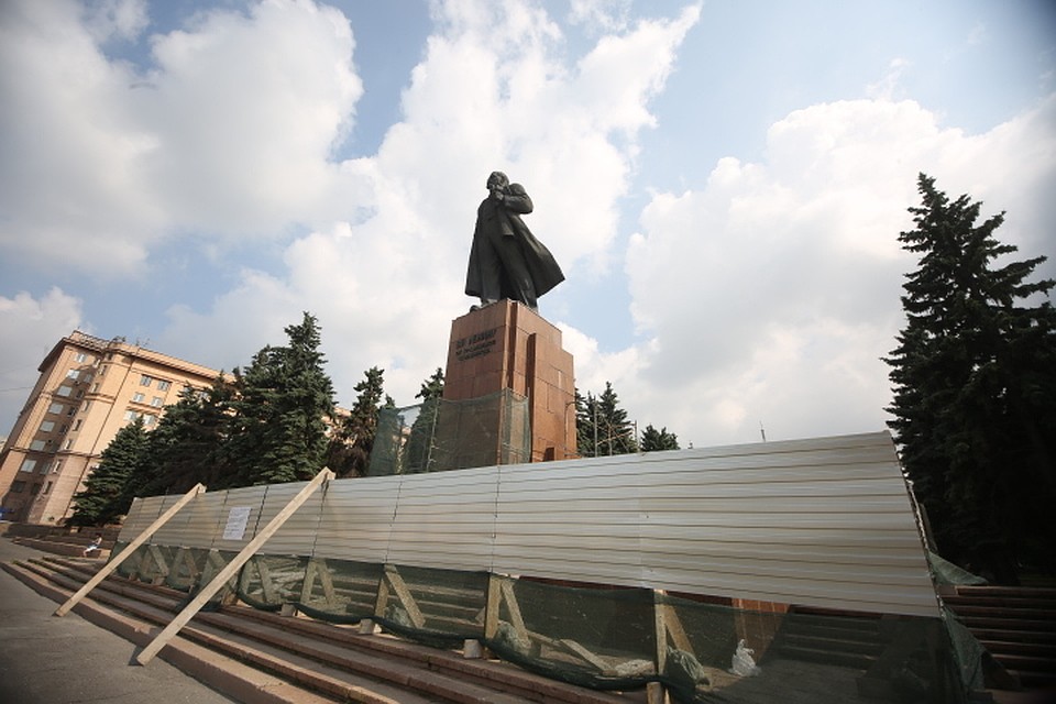 Реконструкция памятника Ленину временно приостановлена.
